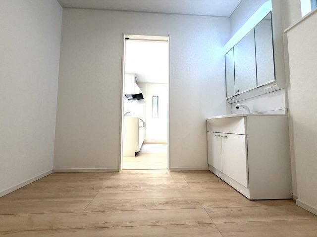 越谷市下間久里第１７　新築戸建の脱衣所|家事動線が考慮された使いやすい脱衣所。脱衣から洗濯までの流れがスムーズです。