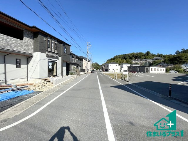 ★東近江市長勝寺町　新築一戸建ての前面道路含む現地写真|周辺は閑静な住宅街！前面道路広々で車の出し入れも便利です。駐車が苦手な方でも安心して車庫入れできます！