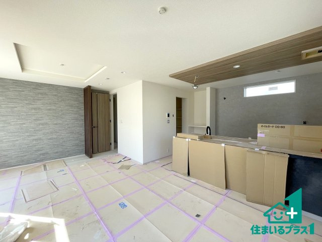 ★31(土)1(日)3(祝)現地見学可能！★東近江市長勝寺町　新築一戸建ての居間・リビング|シンプルなリビングは、観葉植物等のインテリアを楽しめますね！パパ好みにも、ママ好みにも家具次第で雰囲気を変えることができます！