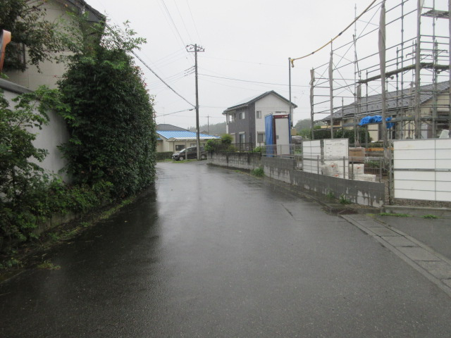 【仲介手数料無料】新築戸建　寄居町赤浜1198-6（大型平屋住宅　全1棟）の前面道路含む現地写真