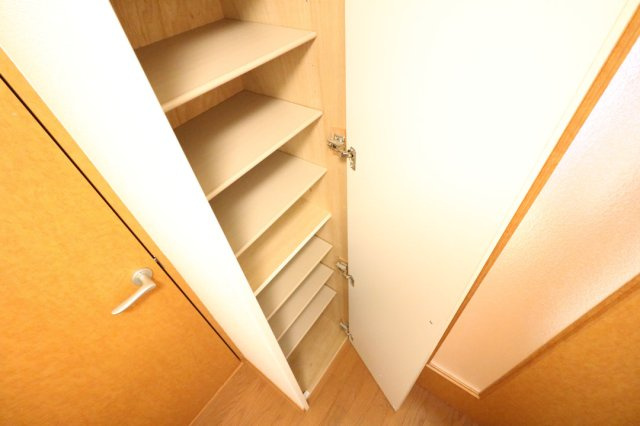 レオパレス南生駒の内装|明るい室内です