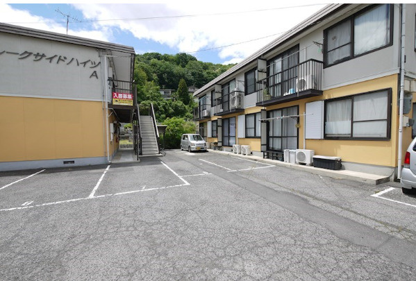 レークサイドハイツＢ棟の駐車場