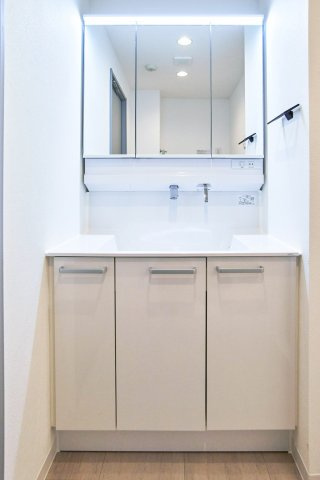 モアクレスト小竹向原の独立洗面台|モアクレスト小竹向原：三面鏡付き洗面化粧台です！