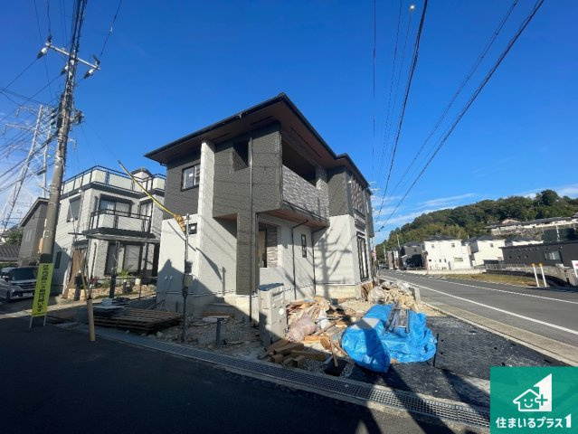 即日案内可能■東近江市長勝寺町　新築一戸建ての前面道路含む現地写真|周辺は閑静な住宅街！前面道路広々で車の出し入れも便利です。駐車が苦手な方でも安心して車庫入れできます！