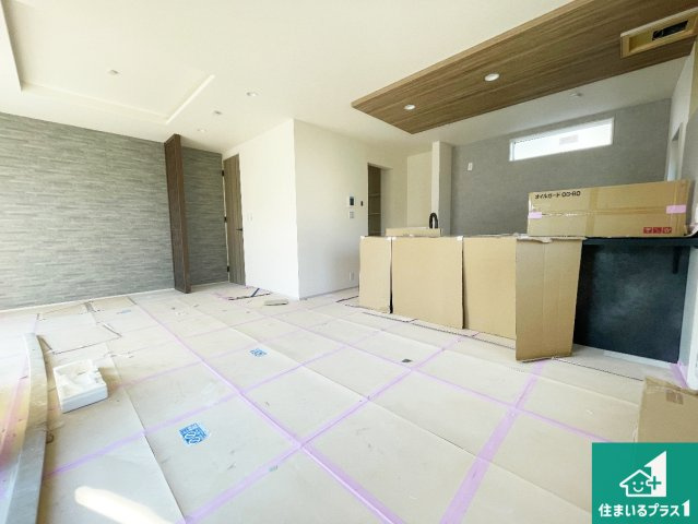 即日案内可能■東近江市長勝寺町　新築一戸建ての居間・リビング|広く明るい、リビングは子育て中のお母さんも安心の対面キッチン。忙しいお母さんに嬉しい水回りが集約された家事導線が短く済む設計！