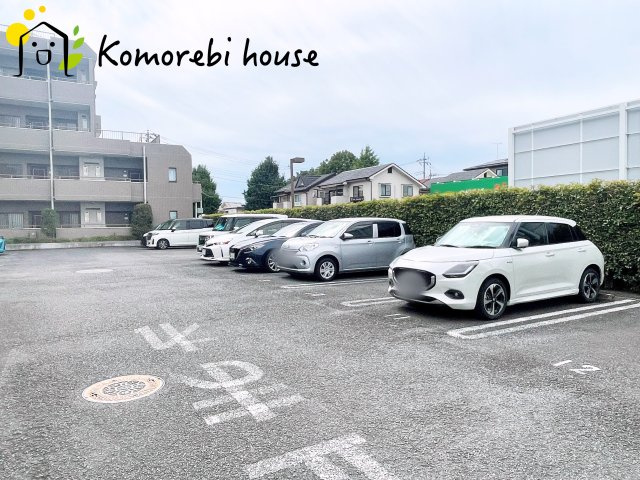 キャッスル伊奈の駐車場
