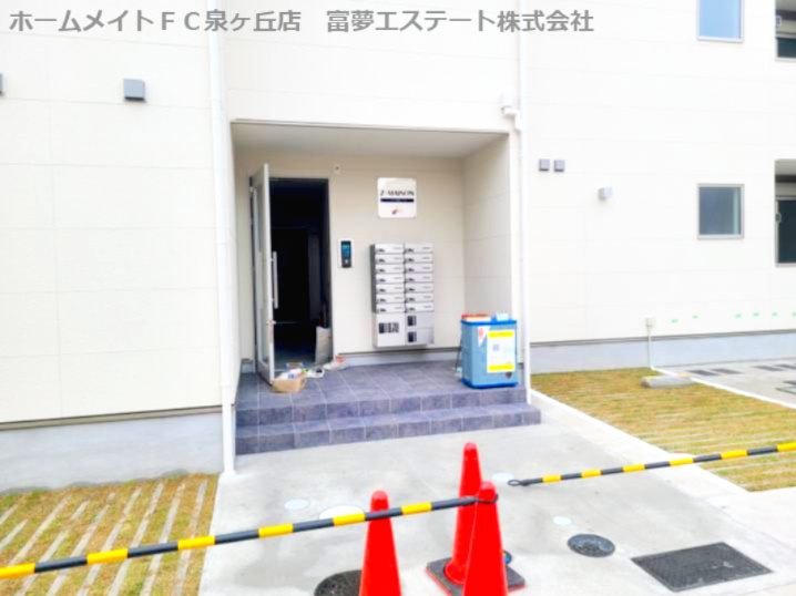 ジーメゾン羽衣フェザーのエントランス