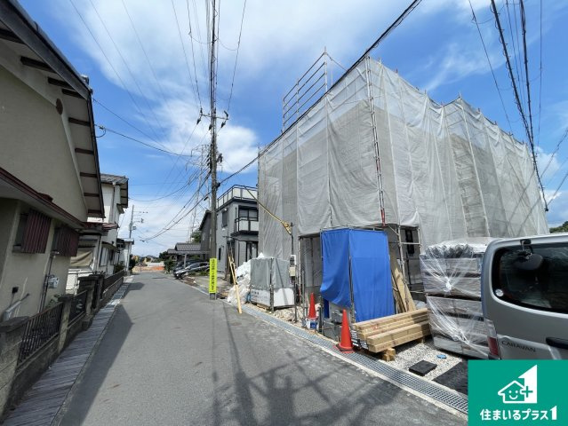 東近江市長勝寺町　新築一戸建ての前面道路含む現地写真|周辺は落ち着いた街並みの住宅地！子育てがしやすい住環境です！まだ未完成ですが、現地でしかわからない事もございます。是非一度ご覧ください。