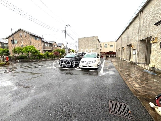 リブリ・府中是政の駐車場