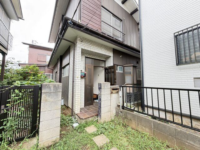 松飛台戸建のエントランス