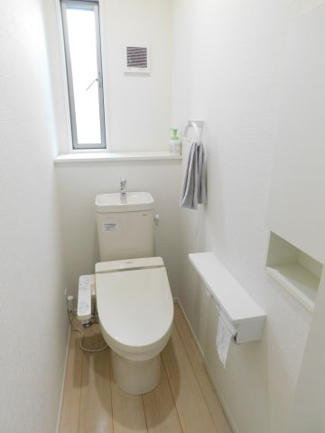 海部郡大治町大字西條字狐海道の中古一戸建のトイレ|◇トイレ◇　　１階・２階ウォシュレット　節水タイプ　収納付き　