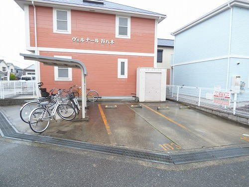 ヴェルナール谷八木の駐車場