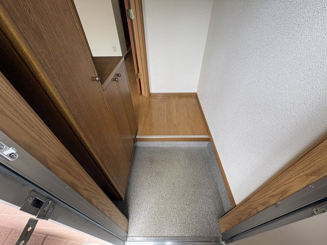 ヴェルナール谷八木の玄関