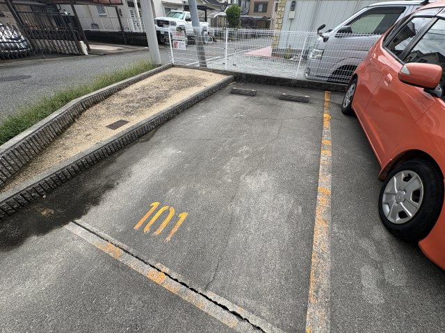 ヴェルナール谷八木の駐車場