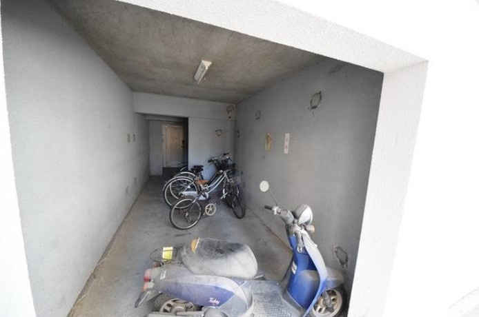 ハートハウス原木中山の駐車場