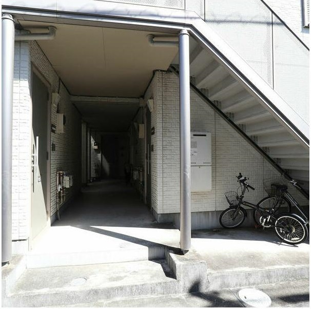 平塚市黒部丘のアパートのエントランス