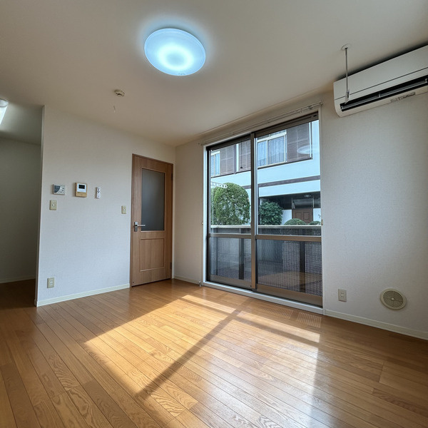 平塚市黒部丘のアパートの居間・リビング