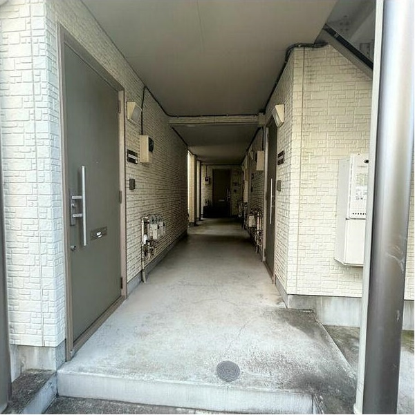 平塚市黒部丘のアパートの玄関