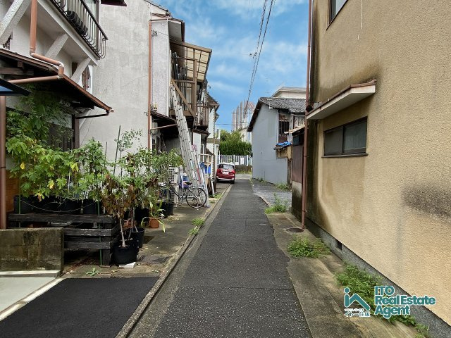 吉田下阿達町 中古戸建の前面道路含む現地写真