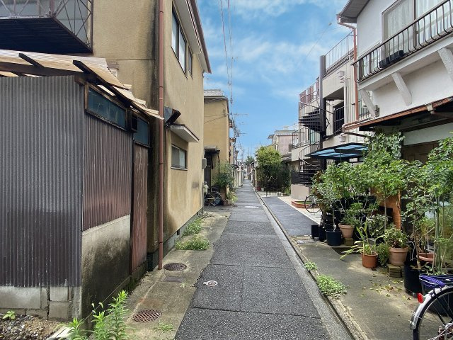 吉田下阿達町 中古戸建の前面道路含む現地写真