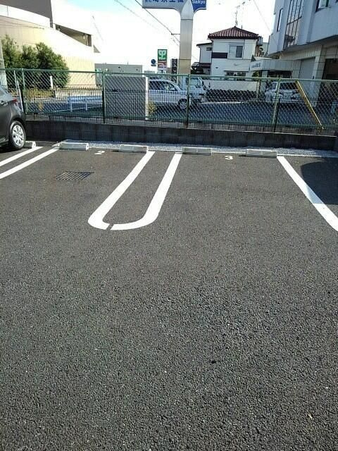 ラ　プルメリアの駐車場