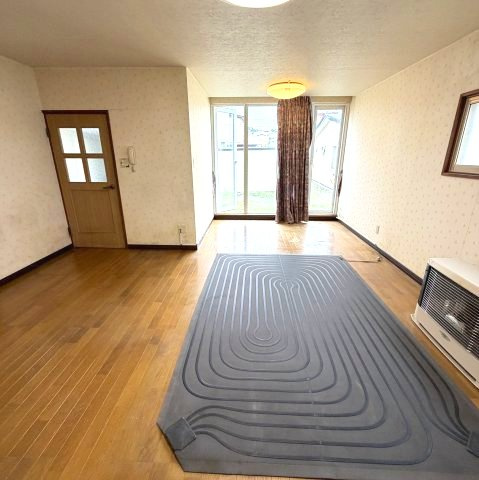 室蘭市日の出町2丁目31-76戸建の居間・リビング