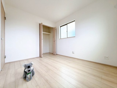 【洋室】 | 前橋市古市町　築住宅 | 広さはお子様の勉強部屋にも適した広さ！
勉強机や本棚などの家具を置いてもフリースペースも確保することができます。