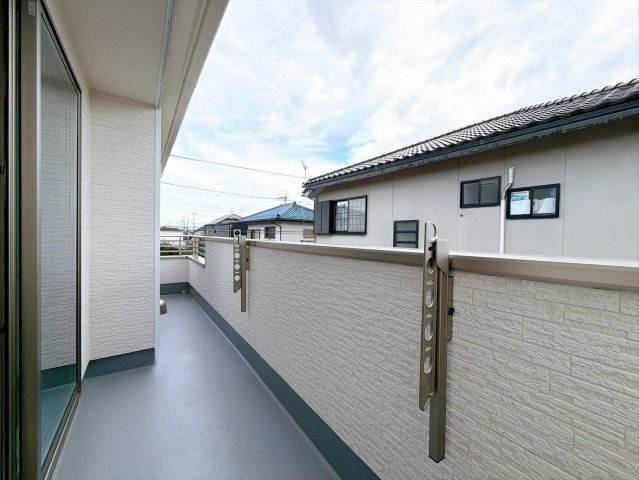 【バルコニー】 | 前橋市古市町　築住宅 | 日当たりの良いバルコニーで毎日の暮らしに明るさとゆとりを。洗濯物もよく乾き、季節の移ろいを感じながら過ごせます。