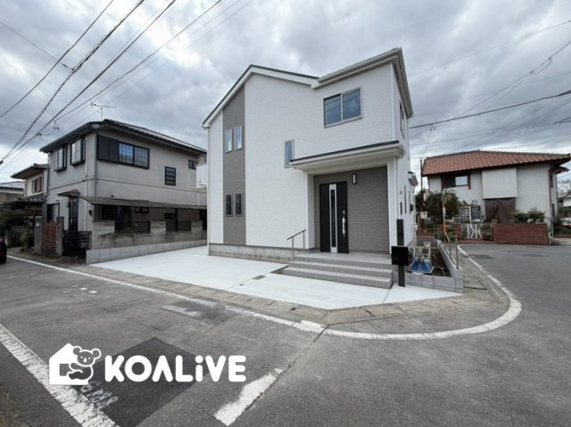 【前面道路含む現地写真】 | 前橋市古市町　築住宅 | 日当たりの良いバルコニーで毎日の暮らしに明るさとゆとりを。洗濯物もよく乾き、季節の移ろいを感じながら過ごせます。
