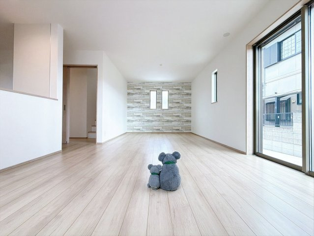 【居間・リビング】 | 前橋市古市町　築住宅 | 家族が自然と集まるリビング・ダイニング明るい光が差し込み、笑顔があふれる心地よい空間です。ゆったりとした広さで、くつろぎの時間をお過ごしいただけます。