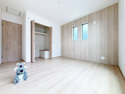 【洋室】 | 前橋市古市町　築住宅 | 窓からそそがれる暖かみのある明るい空間。広々としたプライベート空間で自分の時間を楽しめます。フローリング仕様で普段のお掃除も楽々です。