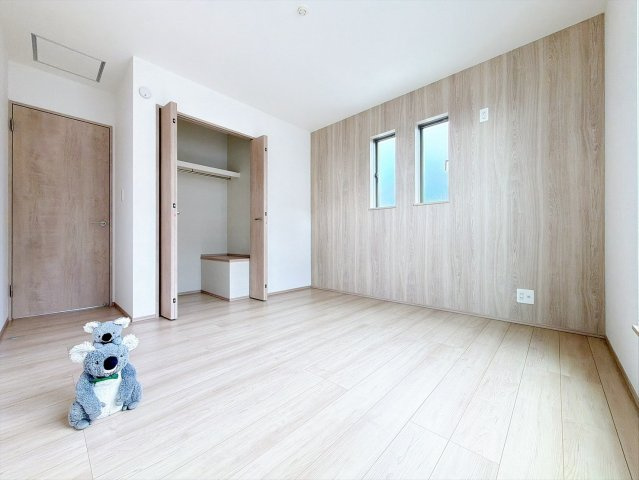 【洋室】 | 前橋市古市町　築住宅 | 窓からそそがれる暖かみのある明るい空間。広々としたプライベート空間で自分の時間を楽しめます。フローリング仕様で普段のお掃除も楽々です。