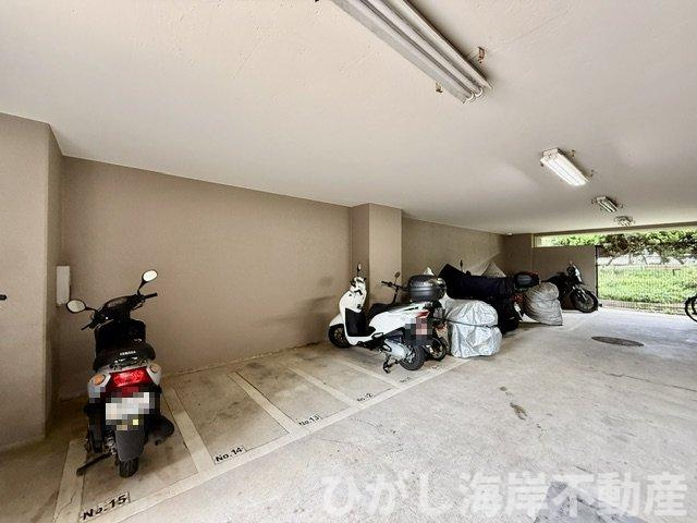 ライオンズガーデン湘南緑が浜の駐車場|敷地内バイク置場