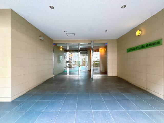 【エントランス】 | ラファセエスティーロ箱崎駅前☆仲介手数料無料☆ | 敷地内に駐車場を完備。お車を利用する方にも便利で、買い物や通勤など毎日の移動も快適です。