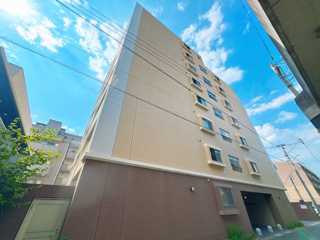 【外観】 | ラファセエスティーロ箱崎駅前☆仲介手数料無料☆ | 日々の買い物に便利なスーパーやコンビニ、病院などが身近に揃う立地。生活利便性に優れた、暮らしやすい住環境です。