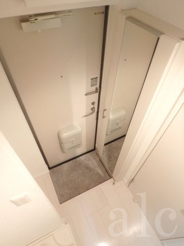 新宿区北新宿２丁目のアパートの玄関|ロフト部分は収納としての他、寝室や作業スペースとして。