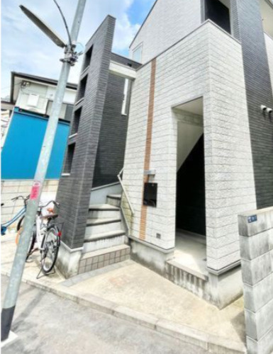 新宿区北新宿２丁目のアパートのエントランス