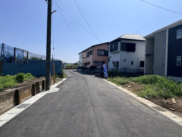 市川市国分６丁目新築戸建【中国分小学校：6分】の前面道路含む現地写真|北側前面道路・幅員約6ｍ