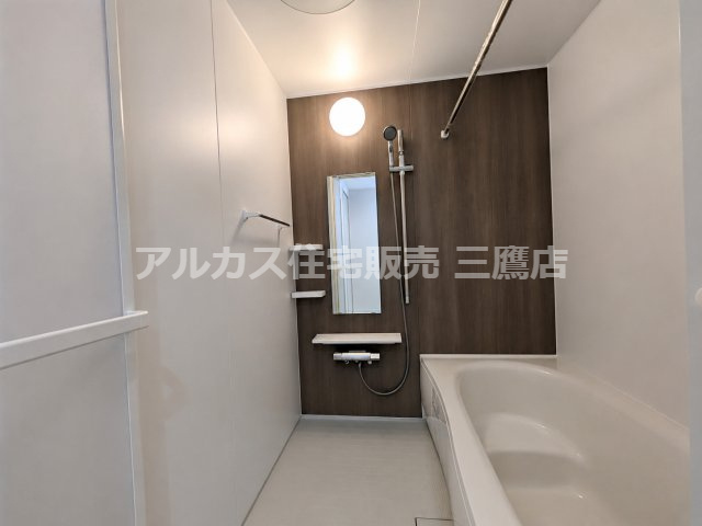 西武新宿線 新所沢駅 17分 新築戸建 所沢市向陽町の浴室|木目調パネルが落ち着いた空間を演出するシステムバス。一坪サイズのゆったりとした浴室です。