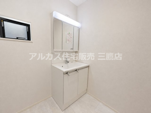 西武新宿線 新所沢駅 17分 新築戸建 所沢市向陽町の独立洗面台|三面鏡裏収納を備えた清潔感のある洗面化粧台。身支度がスムーズに行えます。