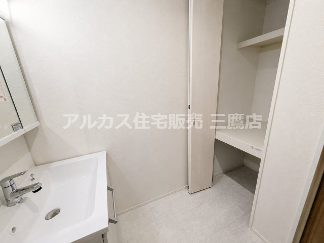 西武新宿線 新所沢駅 17分 新築戸建 所沢市向陽町の洗面所|洗面室内に備え付けられた収納スペース。タオル類や洗剤のストックなどをスッキリ整理できます。