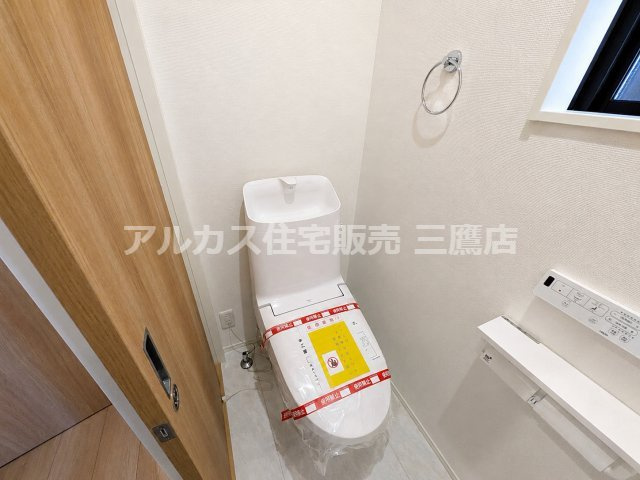 西武新宿線 新所沢駅 17分 新築戸建 所沢市向陽町のトイレ|手洗い付きタンクと温水洗浄便座を備えた清潔感のあるトイレ。壁面にはタオル掛けも設置されています。