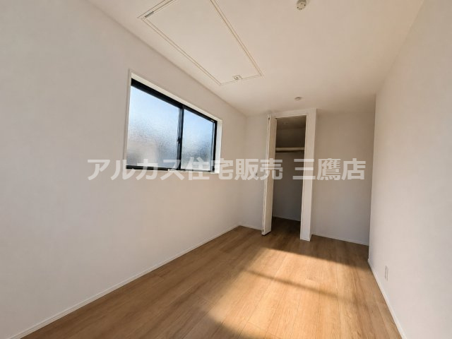 西武新宿線 新所沢駅 17分 新築戸建 所沢市向陽町の洋室|小屋裏収納へのタラップを備えた洋室。季節物の収納にも困りません。