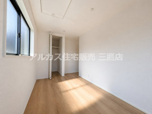西武新宿線 新所沢駅 17分 新築戸建 所沢市向陽町の洋室|ナチュラルな雰囲気の洋室。クローゼットが配置され、お部屋を広々と使えます。