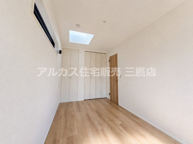 西武新宿線 新所沢駅 17分 新築戸建 所沢市向陽町の洋室|天窓（トップライト）から自然光が注ぐ明るい室内。壁面収納も充実しています。