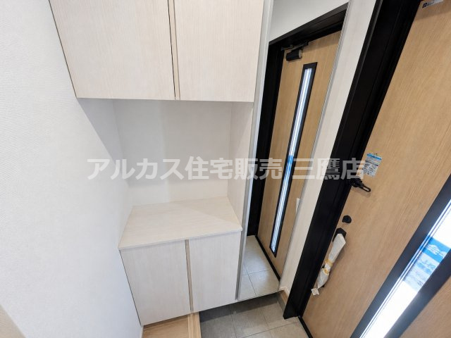 西武新宿線 新所沢駅 17分 新築戸建 所沢市向陽町の玄関|セパレートタイプのシューズボックスを備えた玄関。カウンター部分はインテリアや小物置きとしても活用できます。