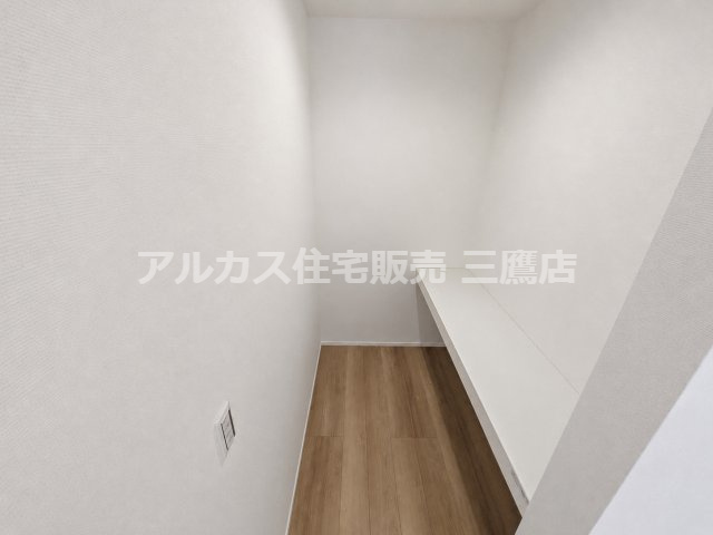 西武新宿線 新所沢駅 17分 新築戸建 所沢市向陽町の収納|キッチン横に位置する便利なパントリー。買い置きの食品や大型調理器具などをスッキリ収納できます。