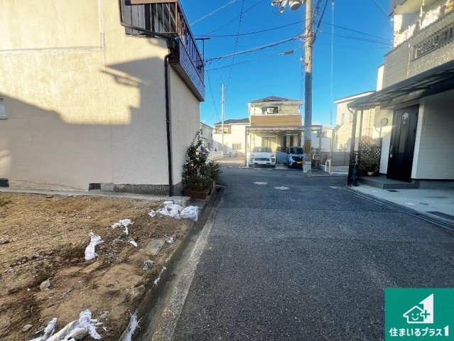 堺市東区南野田　新築一戸建ての前面道路含む現地写真|周辺は落ち着いた街並みの住宅地！子育てがしやすい住環境です！まだ未完成ですが、現地でしかわからない事もございます。是非一度ご覧ください。