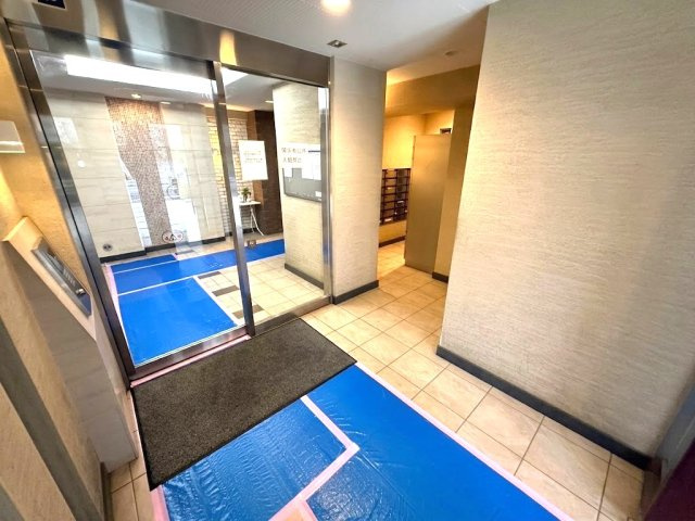 ミオカステーロ新小岩のエントランス|オートロック完備でセキュリティ面も安心。住まう方に配慮されたマンションです。