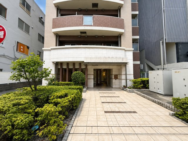 ミオカステーロ新小岩|美しく整えられた植栽が迎える、品のあるエントランス。